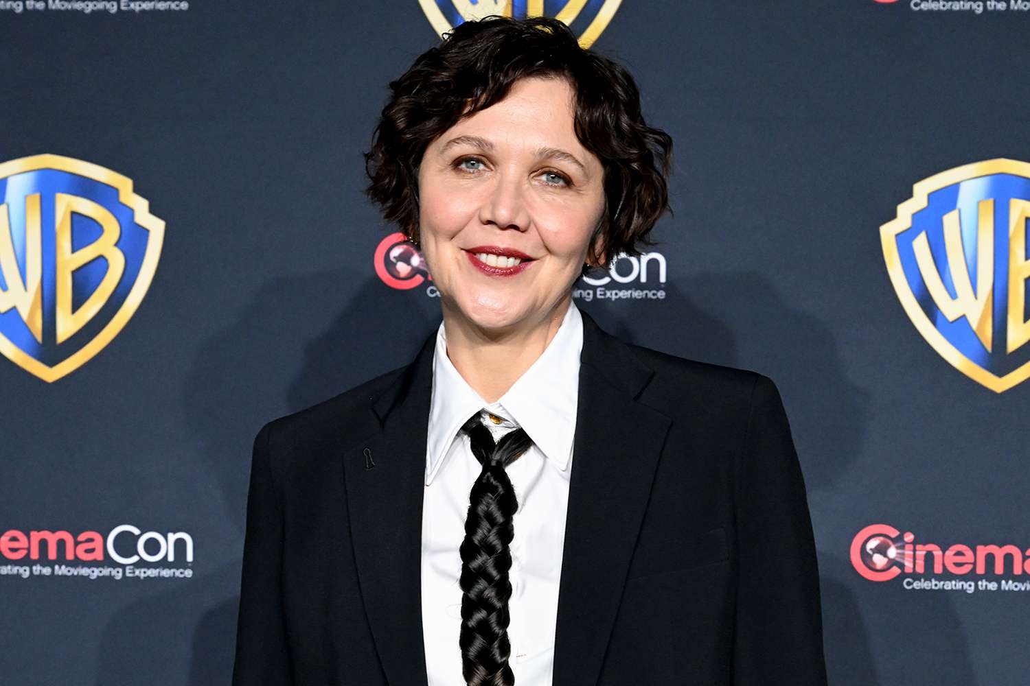 Maggie Gyllenhaal avec une cravate en cheveux à plus de 2 000 dollars