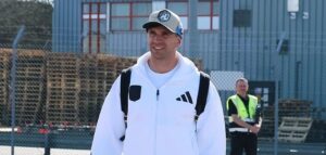 J-1 avant PSG-Aston Villa : taquin, Emiliano Martinez débarque à Paris avec sa casquette de l'Argentine