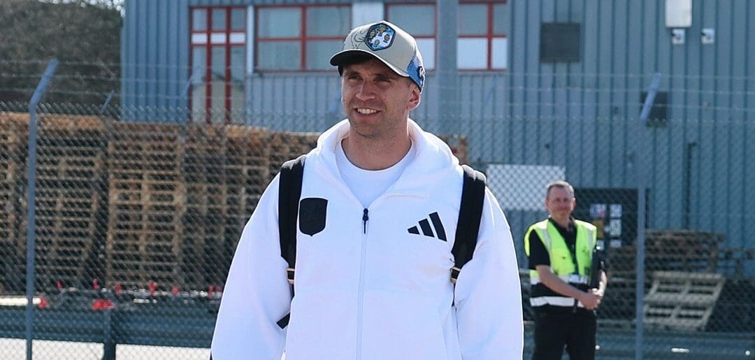 J-1 avant PSG-Aston Villa : taquin, Emiliano Martinez débarque à Paris avec sa casquette de l'Argentine