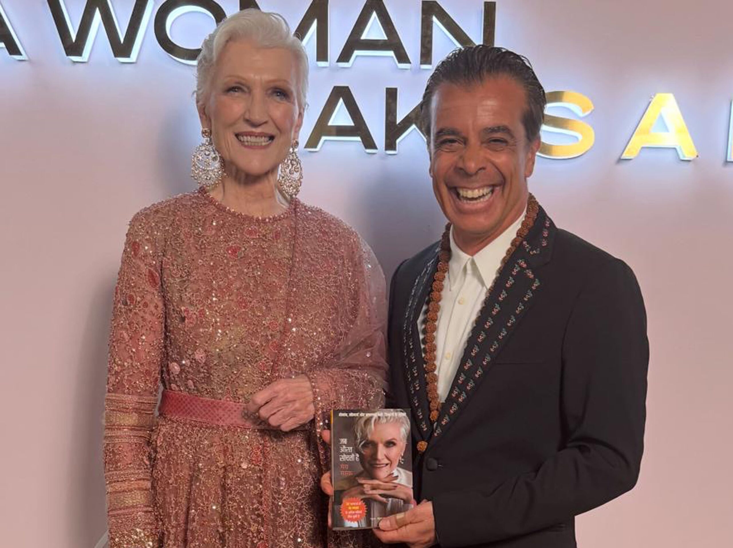 Walid Harfouch et la mère d'Elon Musk à Mumbai, en Inde, pour la présentation en hindi de son livre en faveur de l’émancipation des femmes 