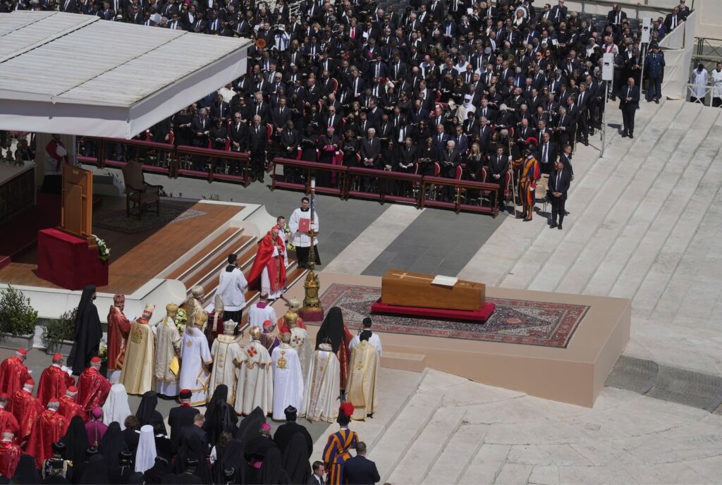 Messe de requiem du Pape François: l'homélie du cardinal Re, qui a salué un « berger pour le peuple »