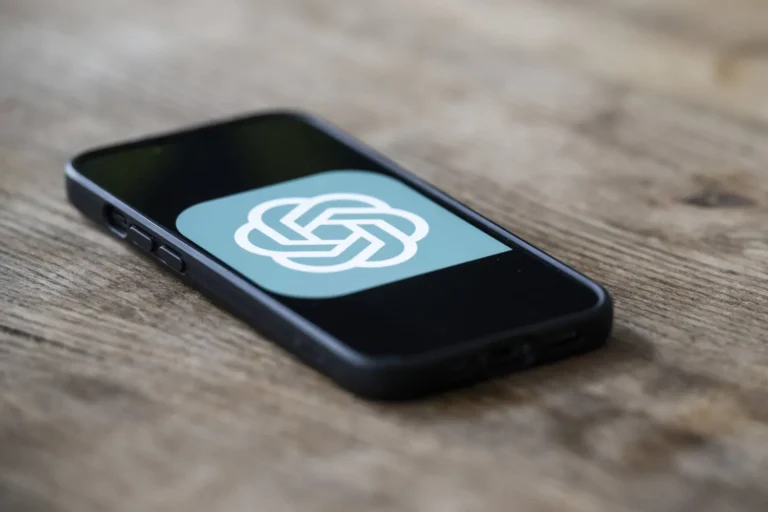 Mise à jour de la plateforme ChatGPT pour répondre en fonction des conversations enregistrées