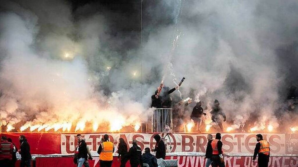 Guet-apens sur la RN12 : des supporters brestois posent avec une portière volée