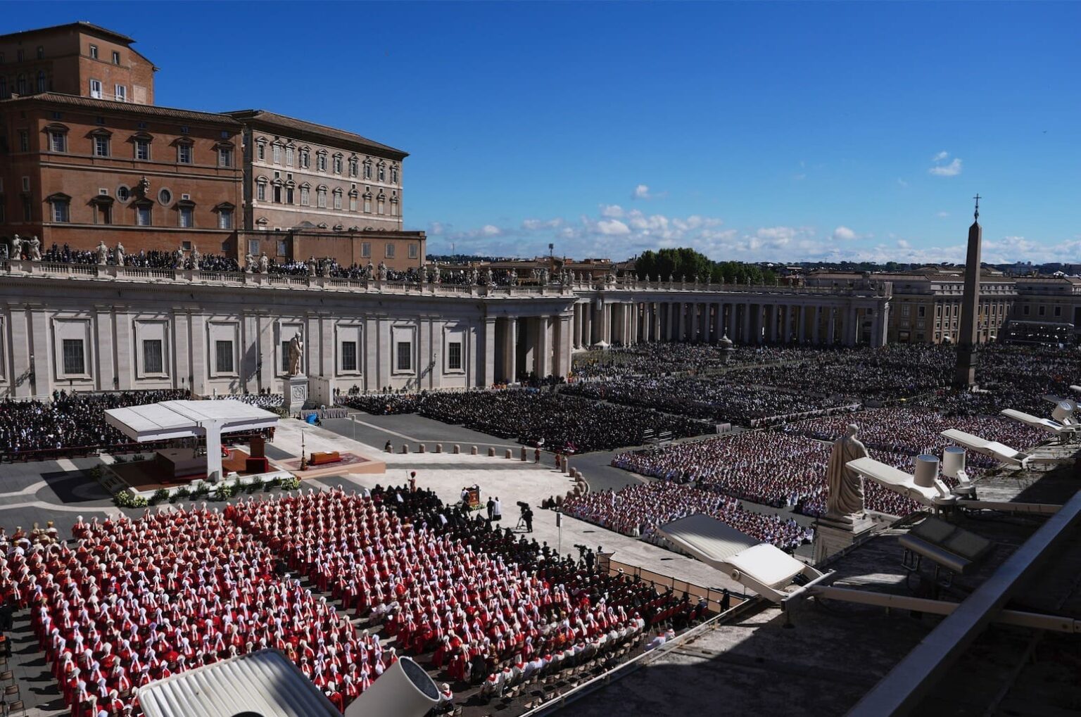 VIDÉO ENTREVUE - Les obsèques du Pape François place Saint-Pierre à Rome