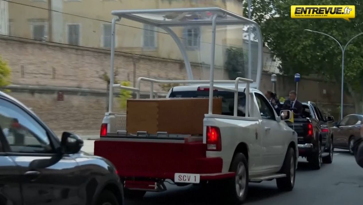 VIDÉO ENTREVUE - La papamobile a quitté la basilique Saint-Pierre pour la procession funéraire