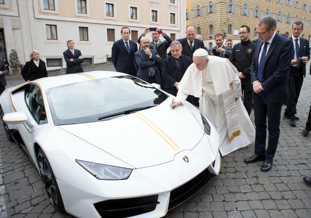 Insolite - Ce jour où le Pape François s'est vu offrir une Lamborghini, avant de la dédicacer et de la vendre !