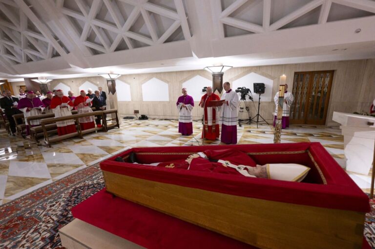 Le Vatican diffuse les premières images du pape dans son cercueil