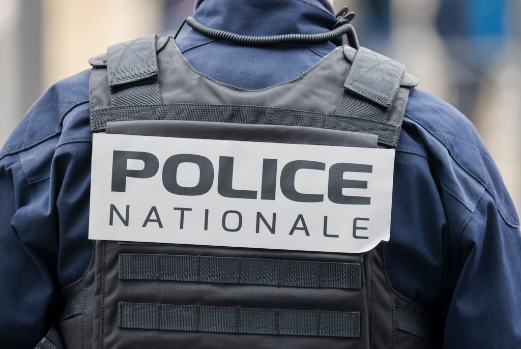 Gard : un policier blessé lors d’une violente attaque, un homme placé en garde à vue Un policier a été blessé après avoir été attaqué au couteau lors d'une intervention à Bagnols-sur-Cèze, dans le Gard, le jeudi 10 avril 2025. L’individu, un homme de 45 ans souffrant de troubles psychiatriques, a été interpellé après avoir menacé un soignant et les policiers venus en renfort. Après avoir proféré des menaces de mort et blessé le policier à la joue, à l’épaule et au bras, l’homme a été maîtrisé et placé sous garde à vue. Un contexte de crise psychiatrique et de violence envers les forces de l'ordre L'agression a eu lieu après une intervention policière suite à des menaces de mort proférées par l’homme contre un soignant venu l'hospitaliser. Ce dernier, en rupture de soins psychiatriques, a réagi violemment à l’arrivée des forces de l'ordre, saisissant un couteau et blessant un policier de manière grave, mais sans que ses jours ne soient en danger. L’agresseur, qui a ensuite été interné en psychiatrie, doit maintenant être présenté à un juge d'instruction à Nîmes. Cette attaque survient dans un contexte de violences accrues contre les forces de l’ordre en France, où la demande d’une réponse pénale plus sévère se fait de plus en plus pressante.