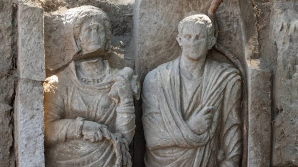 Pompéi  : découverte de deux statues grandeur nature dans une ancienne nécropole