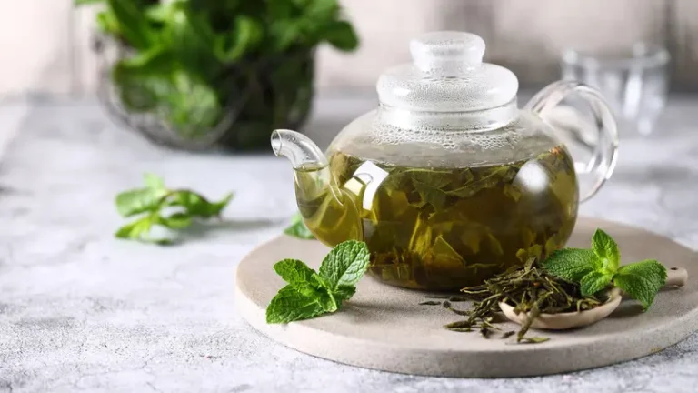 Pour soulager les maux de tête… Ajouter certaines épices au thé vert pourrait vous aider