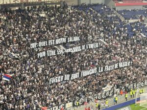 "Bras tendus à Lyon" contre "esclaves de l'enfer" à Paris : guerre de banderoles entre le PSG et l'OL