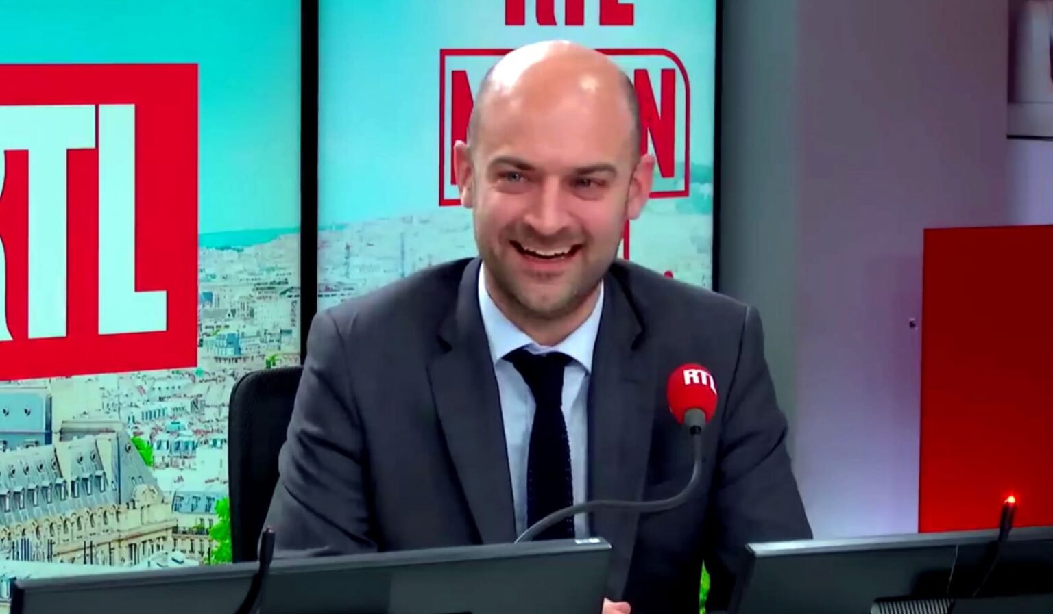 Humour - "Si la Russie envahissait la France, les chars seraient bloqués rue de Rivoli à Paris!" La chronique d'Alex Vizorek