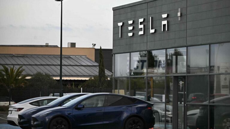Tesla reporte la production de ses voitures à bas coût en raison des droits de douane