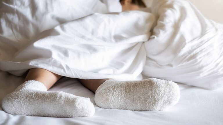 Une astuce étrange mais efficace pour mieux dormir  : portez des chaussettes  !