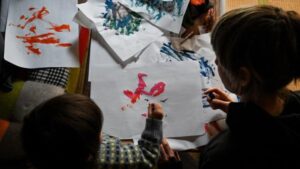 Une exposition artistique à Tokyo pour une fillette peintre de moins de deux ans