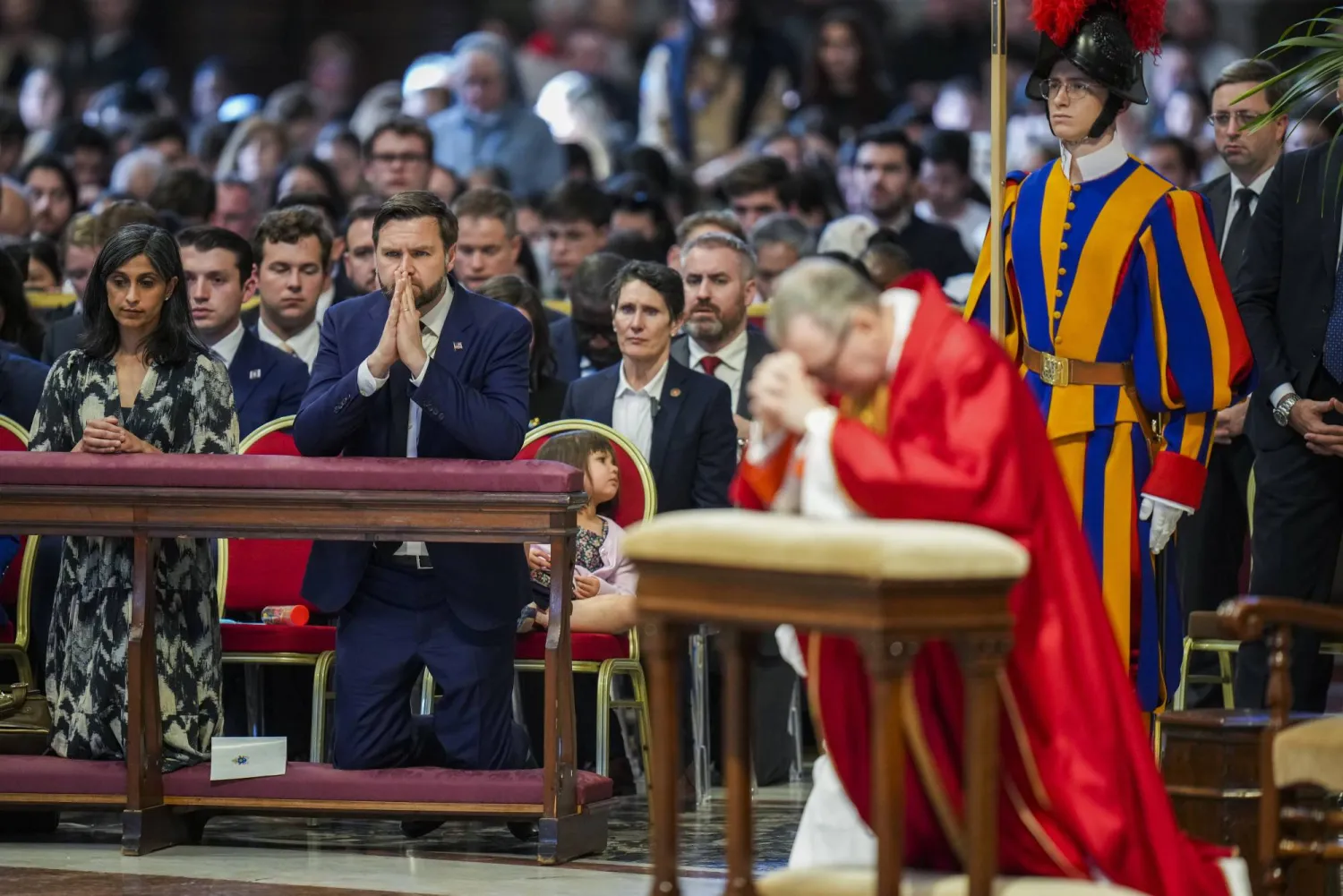 Vance visite le Vatican pour justifier la campagne de Donald Trump contre les migrants