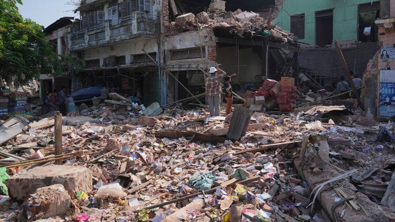 Vidéo - Le nettoyage des dégâts causés par le tremblement de terre se poursuit dans la capitale du Myanmar