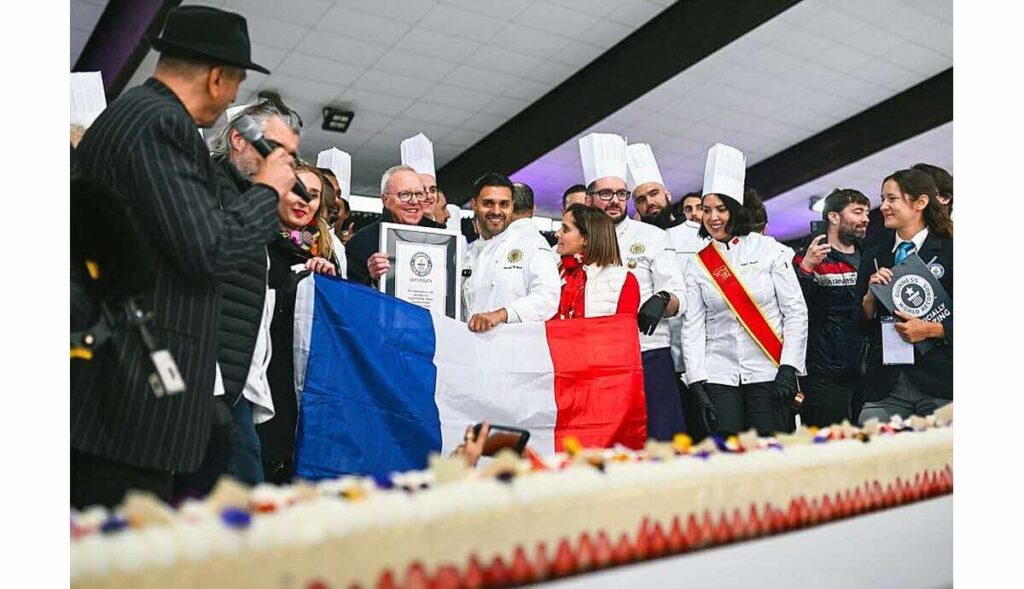 La fraise sur le gâteau : 121,88 mètres d’un fraisier qui entre dans le Guinness