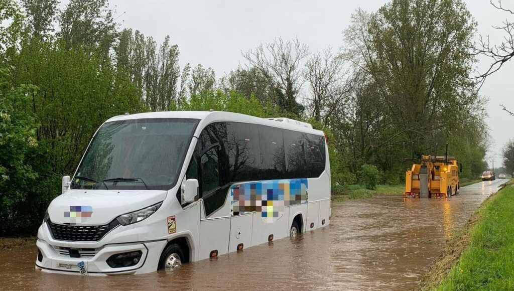 Dordogne : 18 touristes autrichiens évacués d’un minibus piégé par les inondations