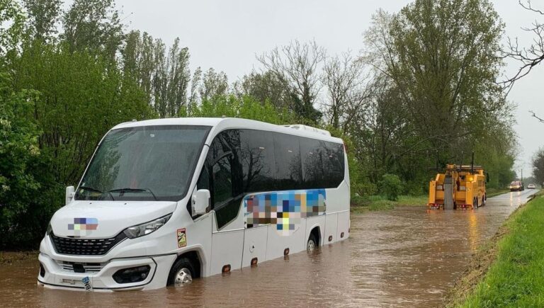 Dordogne : 18 touristes autrichiens évacués d’un minibus piégé par les inondations