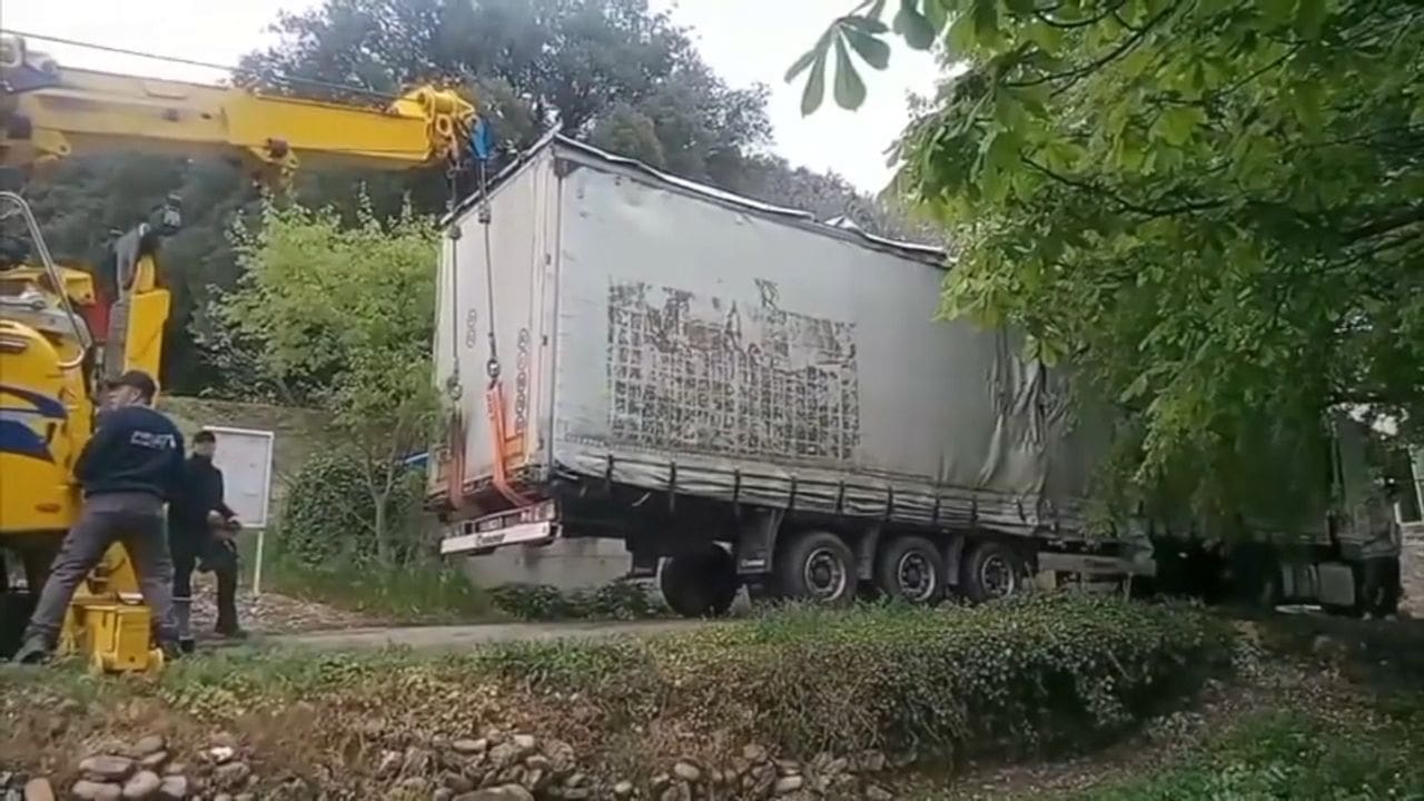 Drôme : piégé par son GPS, un camion coincé plus de 24 heures dans une ruelle