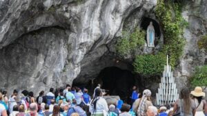 Lourdes sans le pape, mais l’eau de sa grotte sur la table de nuit