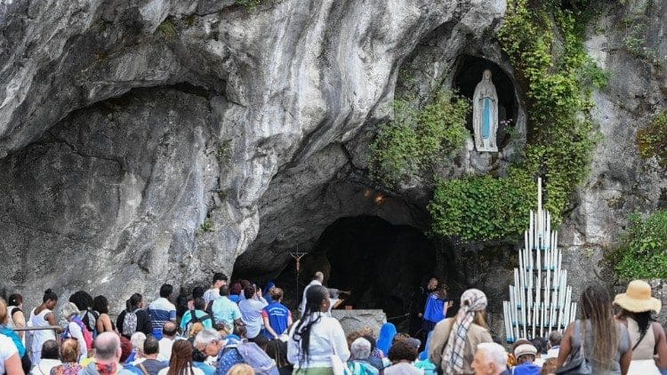Lourdes sans le pape, mais l’eau de sa grotte sur la table de nuit