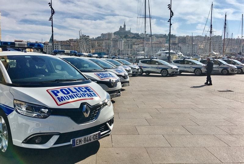 Marseille : sans permis, fausses plaques et scooters sous cellophane à l’arrière