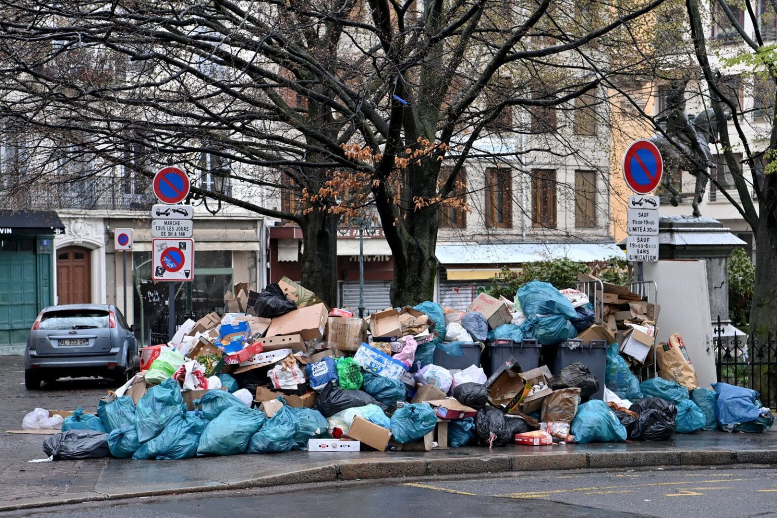 Saint-Étienne : grève des éboueurs, les ordures au bord de la crise