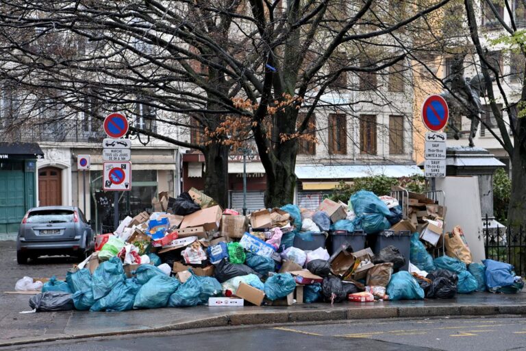 Saint-Étienne : grève des éboueurs, les ordures au bord de la crise