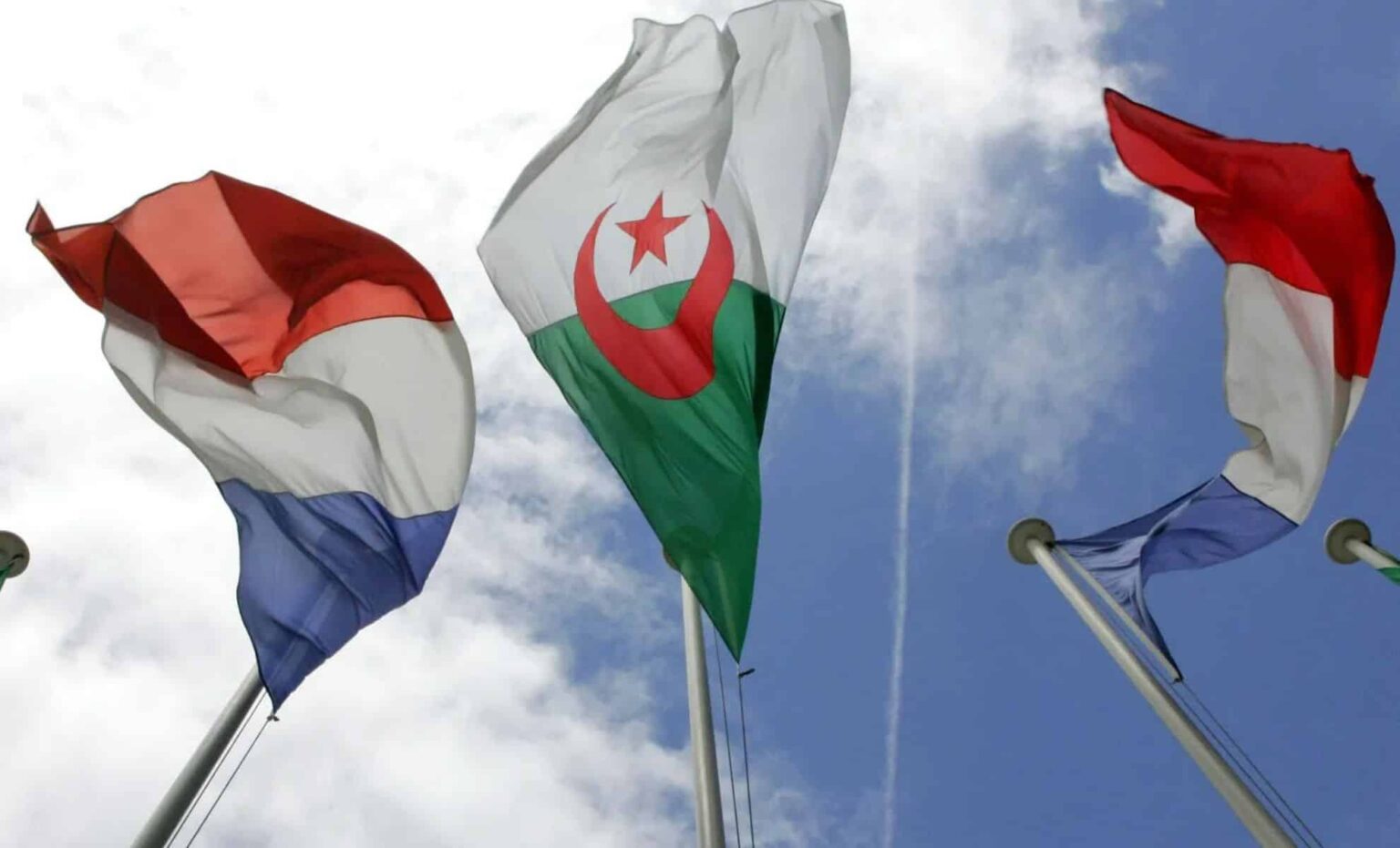 Jean-Noël Barrot met en garde l'Algérie après l'expulsion de 12 agents français