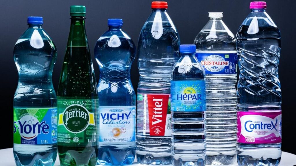 Eaux minérales contaminées : l’Élysée éclaboussé par les révélations sur Nestlé