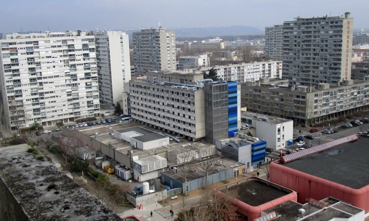 Villeurbanne : un jeune homme entre la vie et la mort après 20 coups de couteau