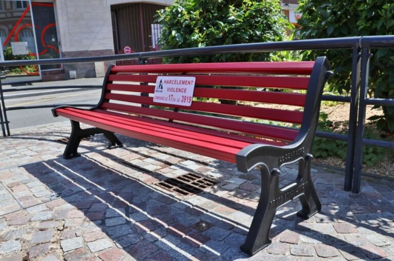 Flixecourt : deux bancs rouges pour lutter contre les violences intrafamiliales