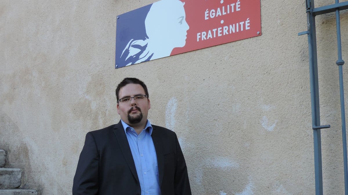 Sylvain André, le maire communiste qui refuse de mettre en berne les drapeaux pour le décès du Pape François