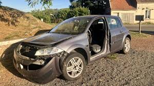 Elle détruit la voiture de son compagnon. Trompée mais jugée. 