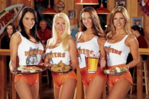 Fin d’une époque: la célèbre chaîne Hooters, avec ses serveuses en rollers, dépose le bilan