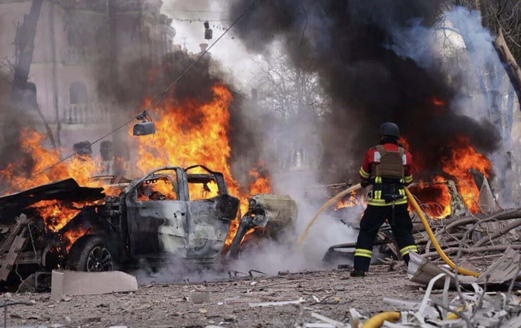 Attaque russe en Ukraine: au moins 31 morts, dont des enfants. Emmanuel Macron demande des mesures fortes