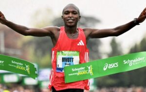 Le Kényan Benard Biwott remporte le Marathon de Paris en battant son record