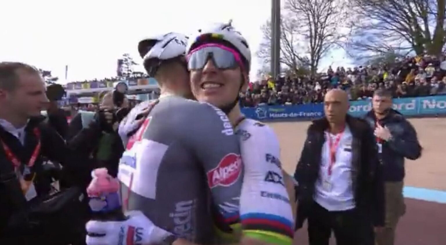 Paris-Roubaix: troisième victoire consécutive pour Mathieu van der Poel