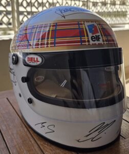 Impensable et symbolique ! Michael Schumacher signe un autographe sur une casque en soutien à la lutte contre la démence