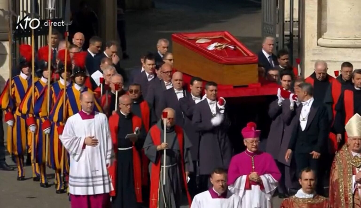 Le cercueil du Pape François est arrivé à la basilique Saint-Pierre de Rome, où il sera exposé pendant trois jours
