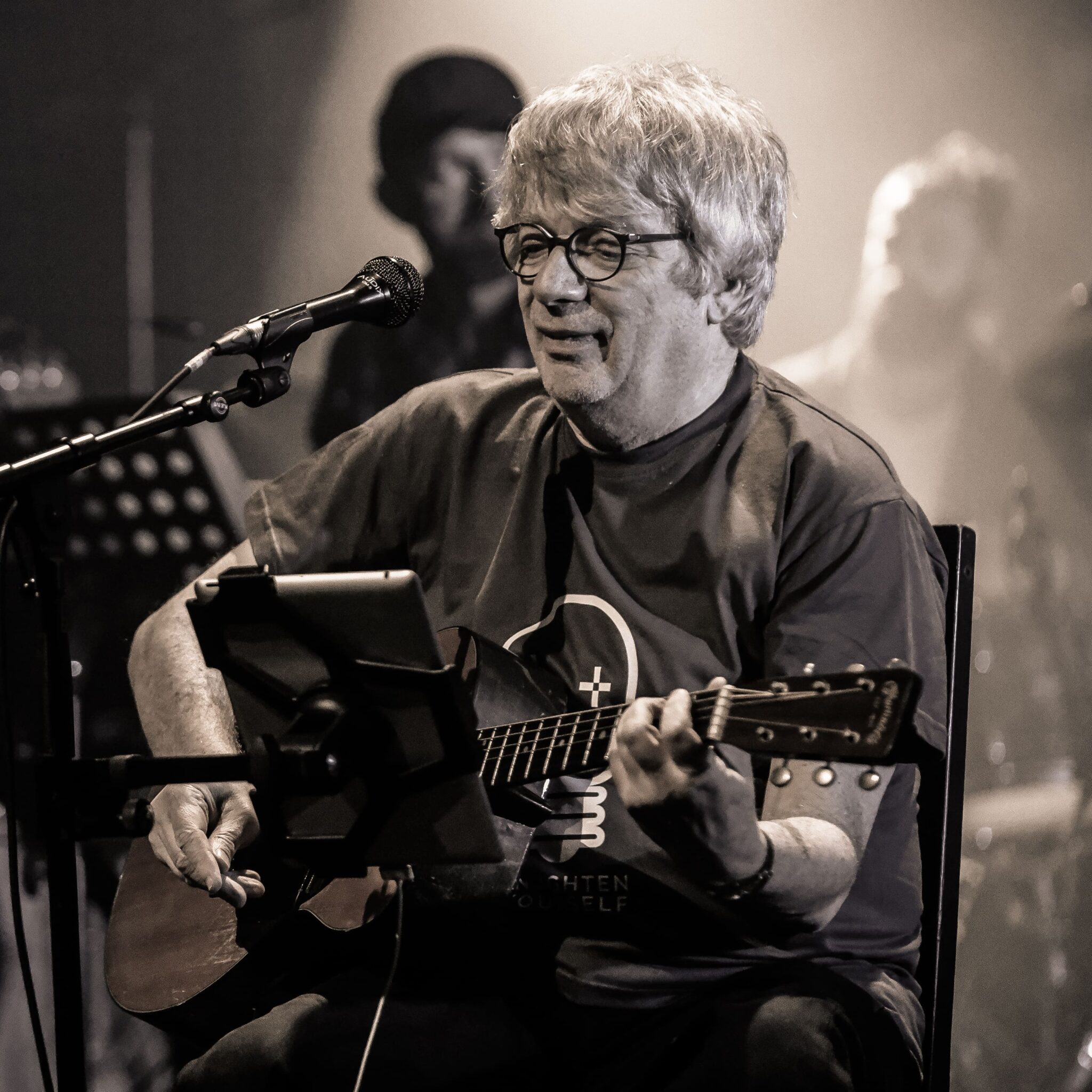  Ramon Pipin électrise sa carrière avec son nouvel album “Chants électriques” 