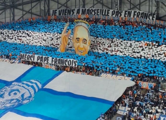 Le tifo géant en hommage au pape François avant OM-Brest