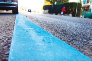 La ligne bleue sur la route : un repère pour la fibre optique, pas pour les automobilistes