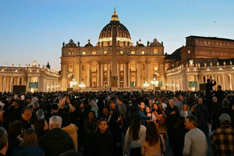 À Rome, des dizaines de milliers de fidèles se recueillent devant la dépouille du pape François