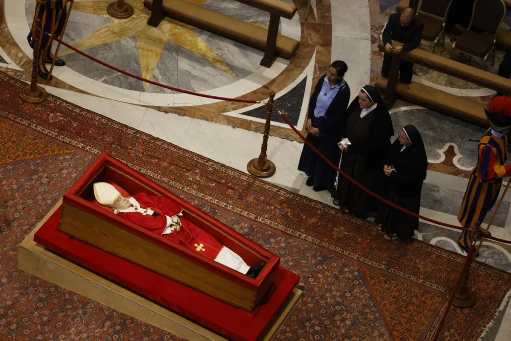 Dernier cliché interdit : le Vatican coupe les flashes autour de François