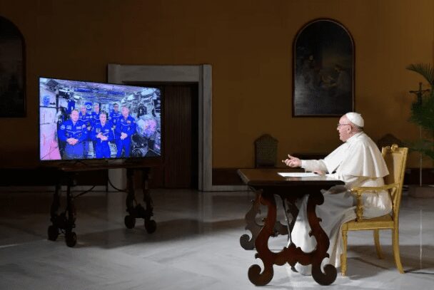 Amoureux De Musique, De Littérature, De Cinéma Et De Football… Le Pape François, Un Homme Aux Multiples Passions Amoureux De Musique, De Littérature, De Cinéma Et De Football… Le Pape François, Un Homme Aux Multiples Passions