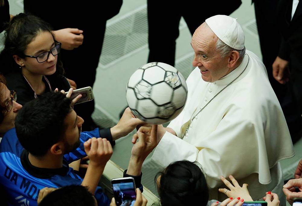 Amoureux De Musique, De Littérature, De Cinéma Et De Football… Le Pape François, Un Homme Aux Multiples Passions Cns Photo/Remo Casilli, Reuters Amoureux De Musique, De Littérature, De Cinéma Et De Football… Le Pape François, Un Homme Aux Multiples Passions Cns Photo/Remo Casilli, Reuters