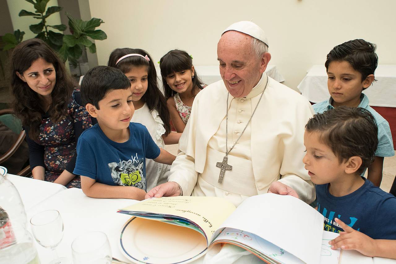 Amoureux De Musique, De Littérature, De Cinéma Et De Football… Le Pape François, Un Homme Aux Multiples Passions Amoureux De Musique, De Littérature, De Cinéma Et De Football… Le Pape François, Un Homme Aux Multiples Passions